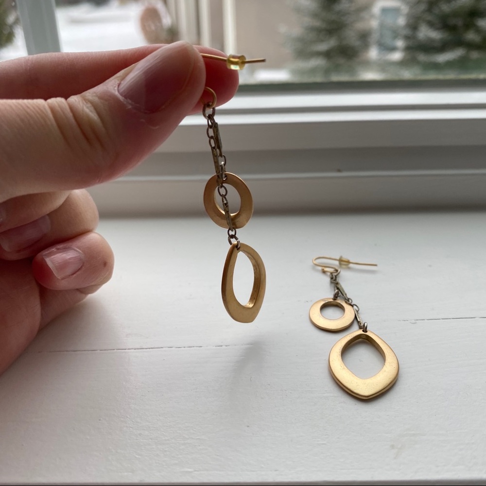 Vintage matte gold dangling drop hoop earrings - Picture 5 of 6